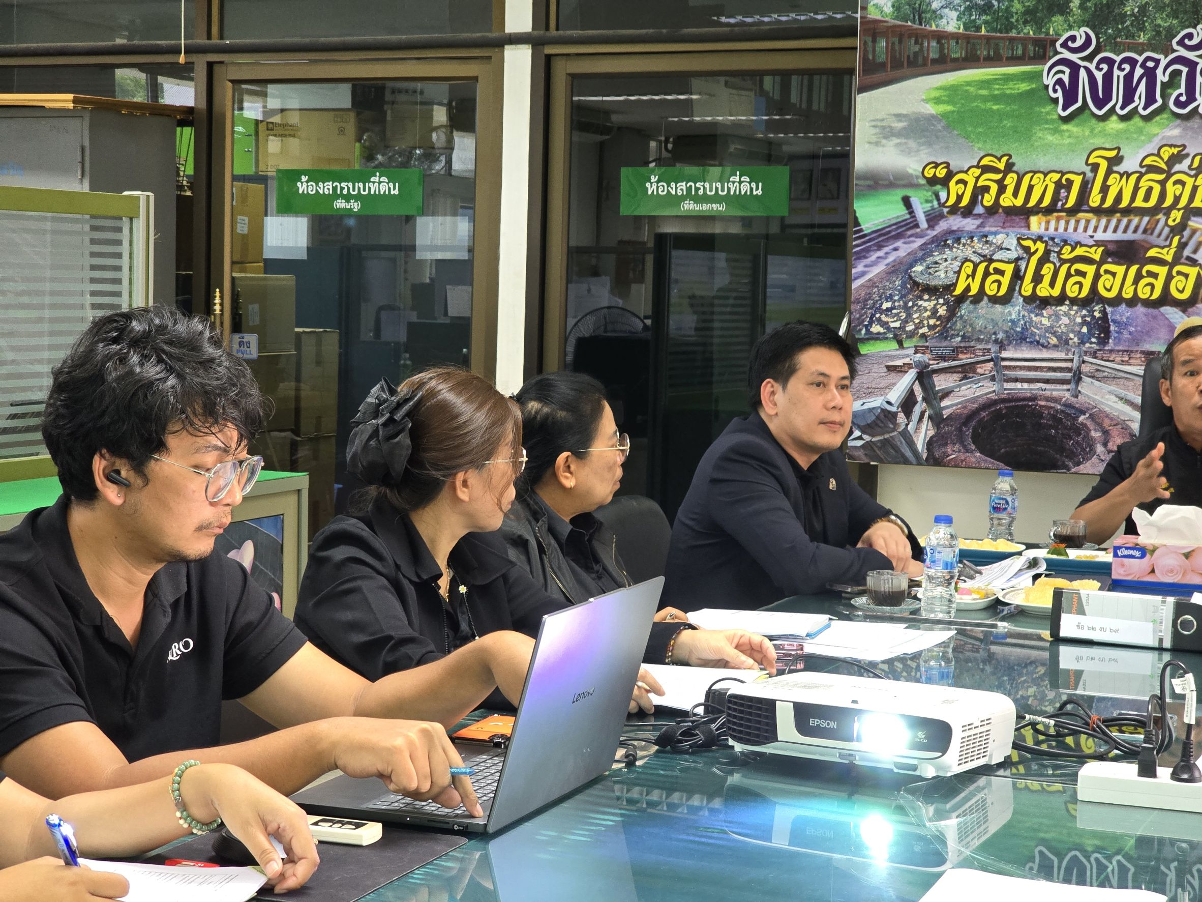 title - วันที่ 13 สิงหาคม 2569 เวลา 14.00 น. นายวิทูล ประดิษฐบุญ ปฏิรูปที่ดินจังหวัดปราจีนบุรี พร้อมด้วย ผู้อำนวยการกลุ่ม/ฝ่าย และเจ้าหน้าที่ ส.ป.ก.ปราจีนบุรี ให้การต้อนรับและเข้าร่วมประชุมพร้อมรายงานผลการดำเนินงานตามแผนงาน/โครงการ ผลการเบิกจ่ายเงินงบประมาณ ประจำปีงบประมาณ พ.ศ. 2569 และรายงานปัญหาอุปสรรค